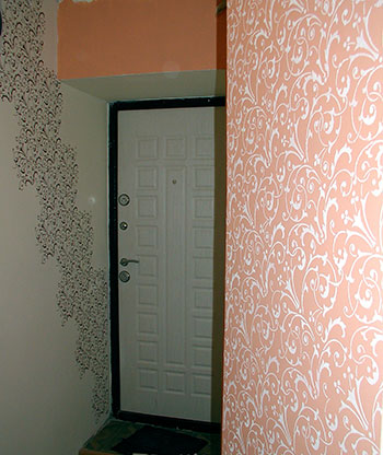 Papier peint classique dans le couloir